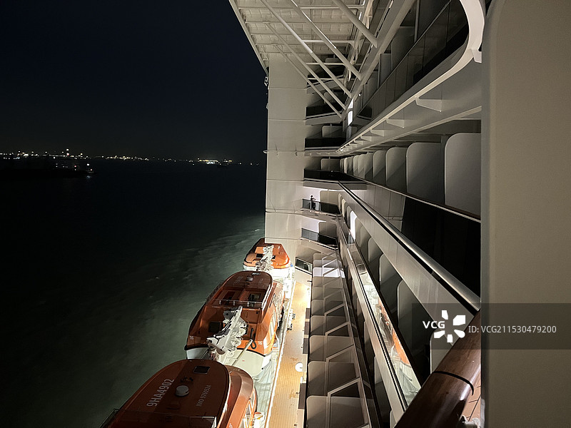 大海上的巨型游轮图片素材