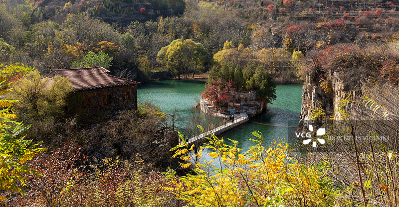 秋染湖心岛图片素材