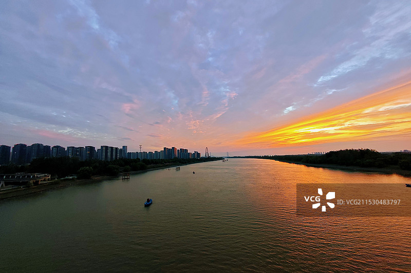 南京眼步行桥的晚霞图片素材