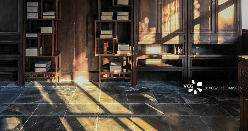 阳光洒落在古色古香的书房房间图片素材