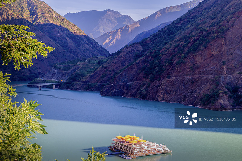 初冬的金沙江绿色江水红色山体峡谷图片素材