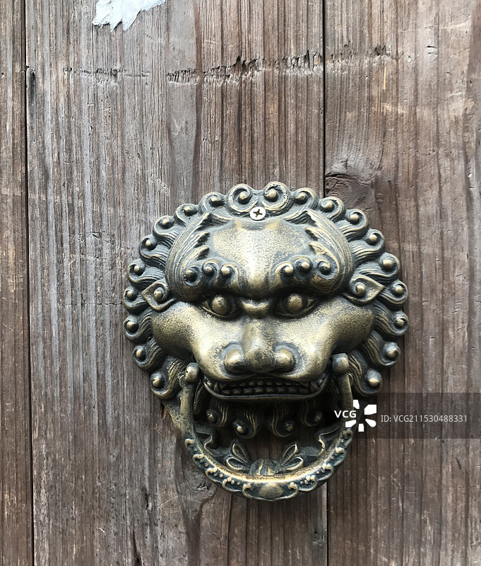 乌镇景区木门上的铜门环图片素材