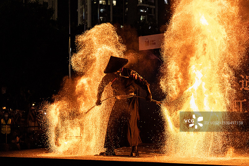 喷火、火壶表演图片素材