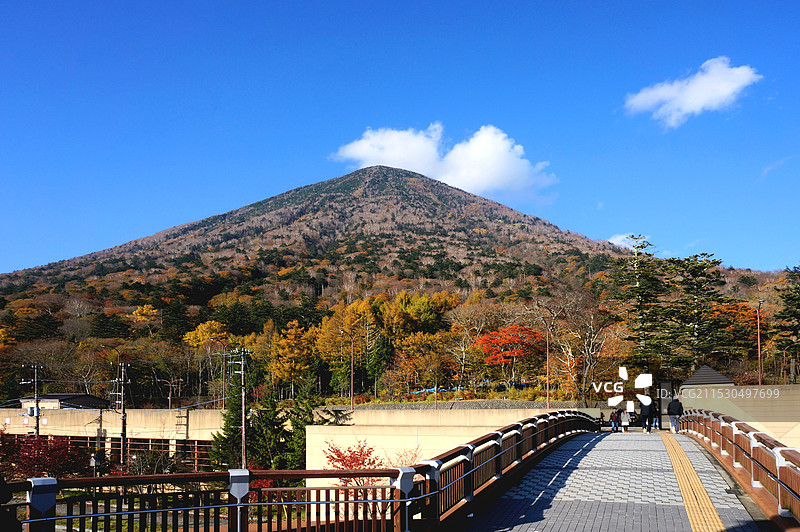 日本栃木县日光市，深秋，中禅寺湖北岸的男体山图片素材