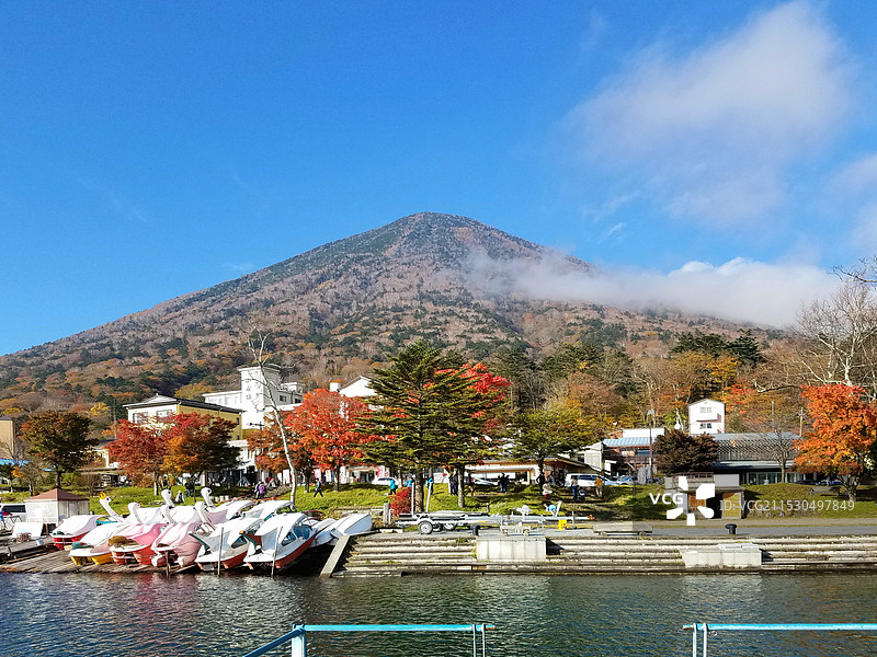日本栃木县日光市，深秋，中禅寺湖北岸的男体山图片素材