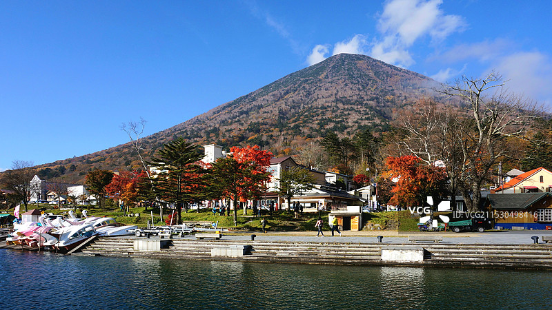 日本栃木县日光市，中禅寺湖北岸的男体山图片素材