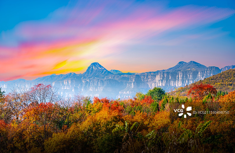 巍峨的太行山脉秋景图片素材