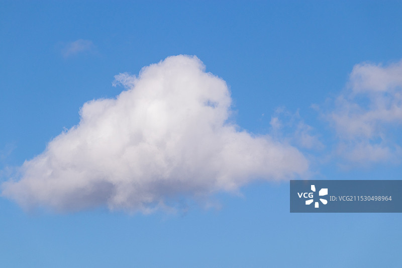 川西高原晴天天气，晴朗蓝天背景下的筋斗云，一朵漂亮的白云云彩风景图片素材