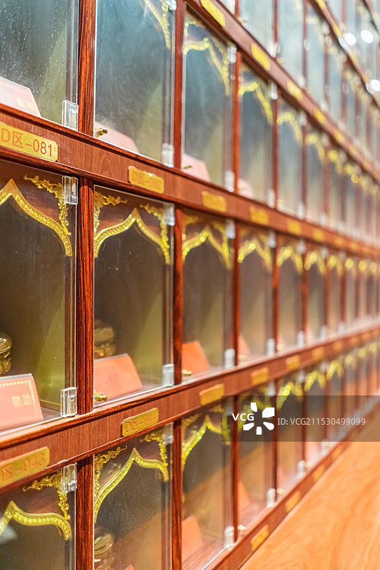 中国国内著名景点拍摄主题，山东泰安泰山著名景点白马禅寺大殿，墙上丰富佛龛神龛，室内无人图像摄影图片素材