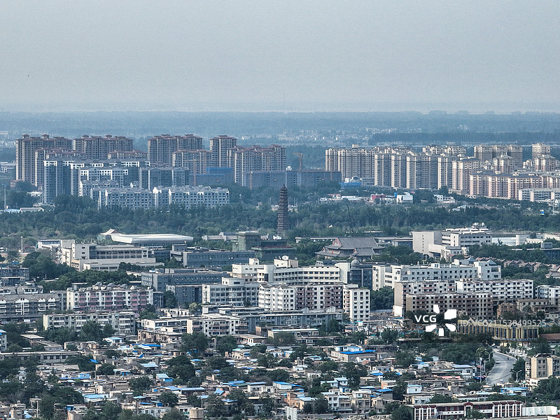 远眺开封铁塔+河南省开封市顺河回族区铁塔公园图片素材