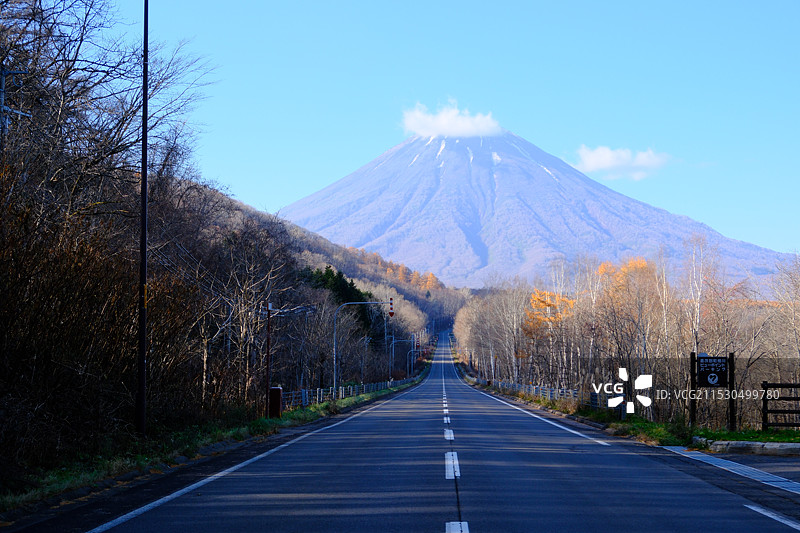 日本北海道二世谷羊蹄山秋景图片素材