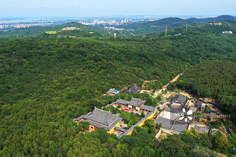 八公山中的白塔寺+安徽省淮南市八公山区八公山风景区图片素材
