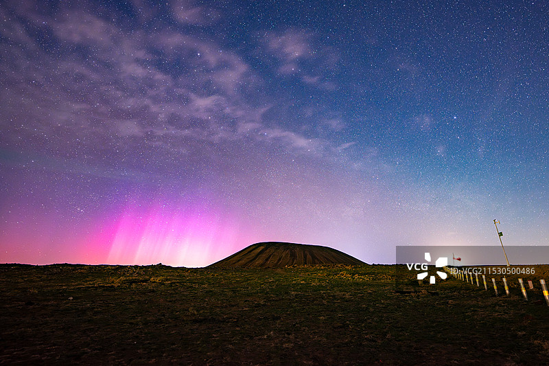 极光下的乌兰哈达火山图片素材
