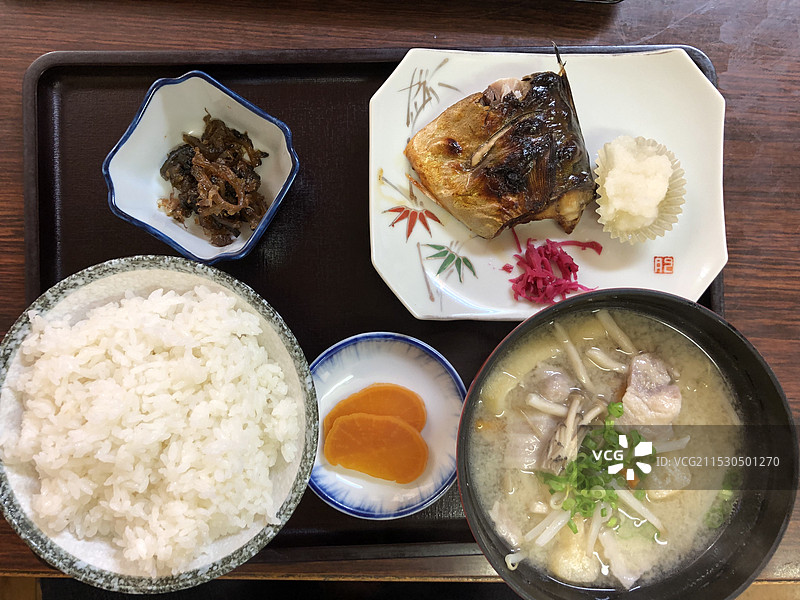 桌上日本和食的特写镜头图片素材