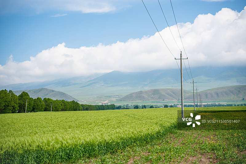 广阔田野与远山图片素材