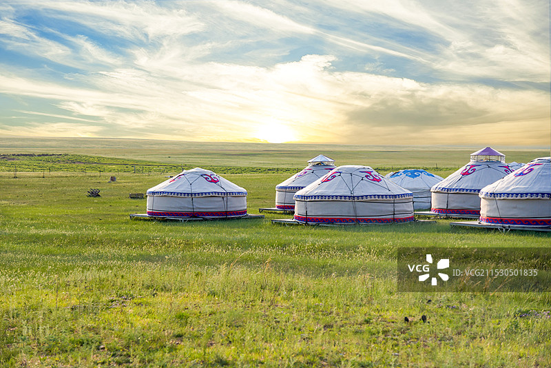 夕阳下内蒙古呼伦贝尔草原上的蒙古包图片素材