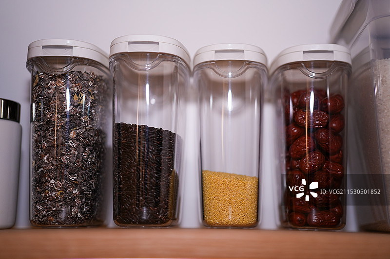 厨房中粮食豆类储存，储粮罐，粮食收纳图片素材