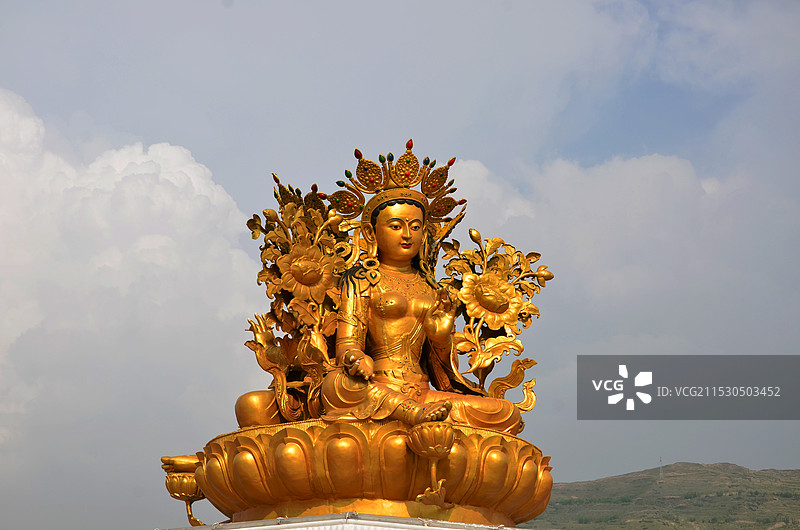 青海隆务寺门口的佛教雕塑图片素材