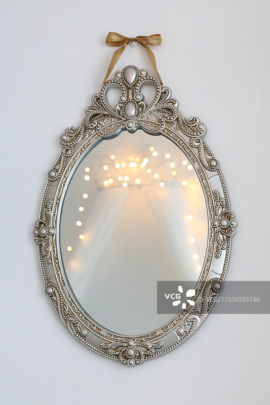 欧式风格卧室白色墙壁上的一面镜子图片素材