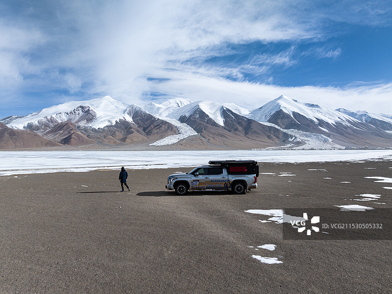 可可西里无人区雪地中行驶的车图片素材