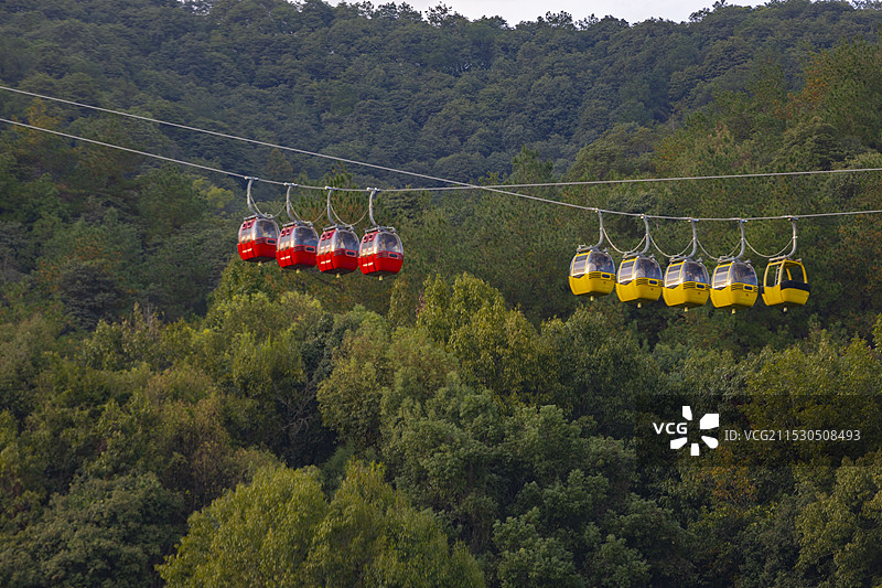 秋季风景区上下山的景区运行中的缆车图片素材
