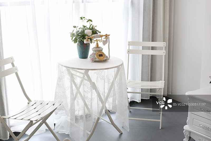 欧式风格桌椅和其上的复古电话图片素材
