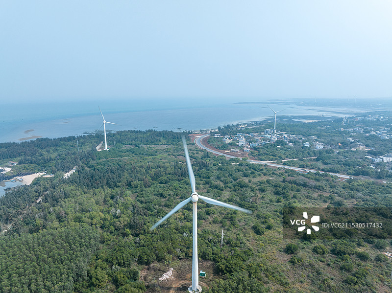 海边森林里的风能风力发电场风车图片素材