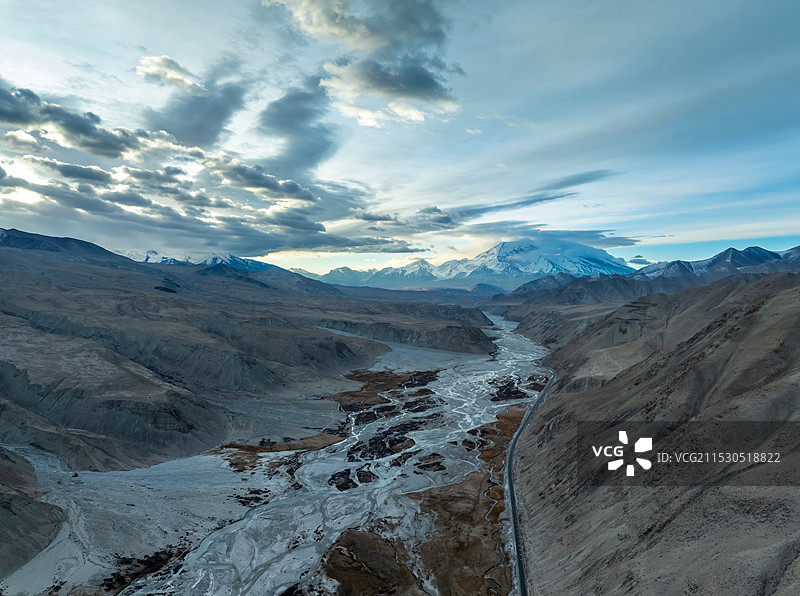 喀什中巴友谊公路上的雪山风景图片素材