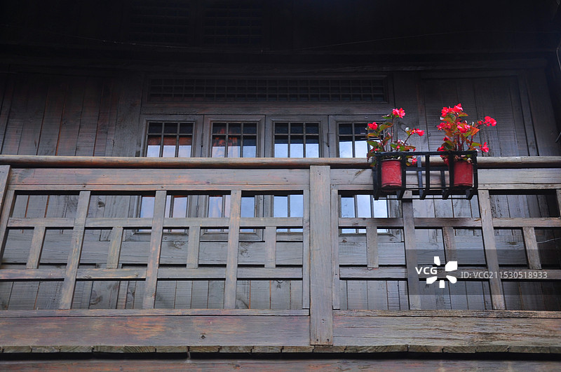 小木屋和砖墙上面的盆栽鲜花向阳而开图片素材