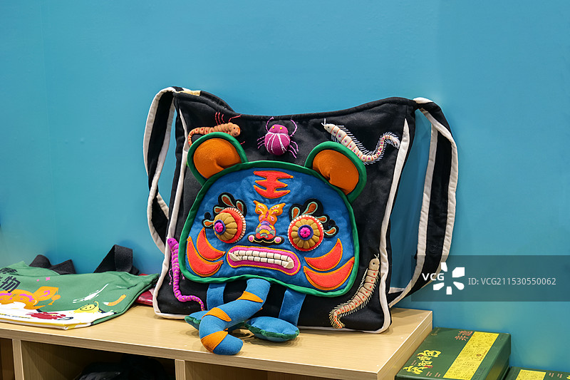 非遗文化-庆阳香包绣制图片素材