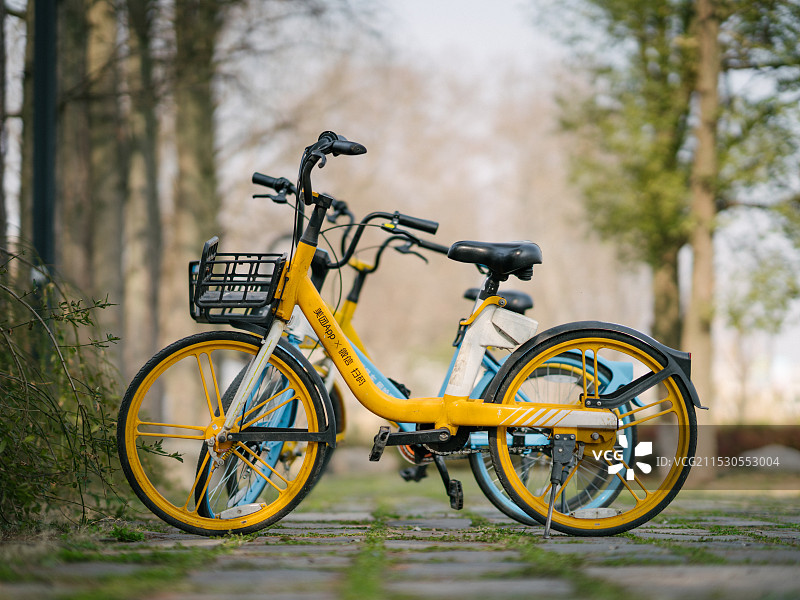 停在路边的共享单车图片素材