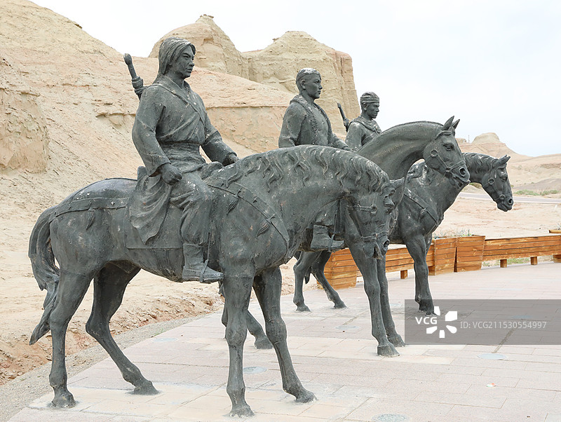 新疆旅游景点古代骑马武士雕像图片素材