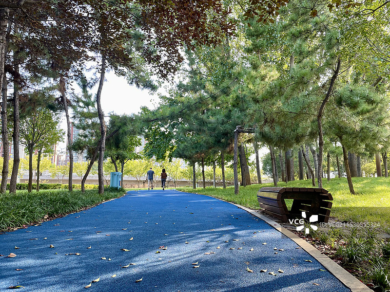 绿树掩映图片素材