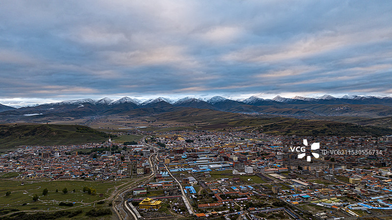 四川阿坝县城全景图片素材