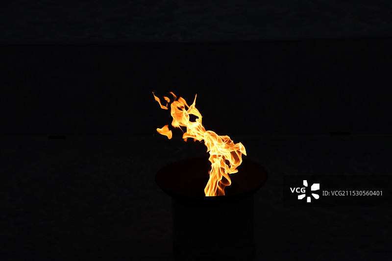 火炬中燃烧的火焰图片素材