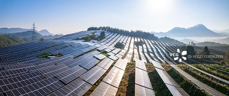 俯瞰山上的光伏发电站图片素材