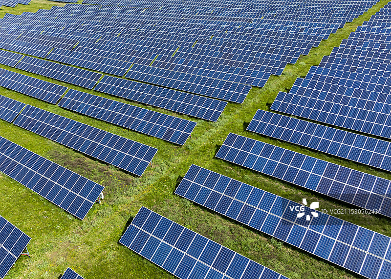 四川阿坝 蓝天白云下的光伏发电厂图片素材