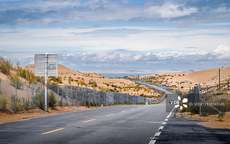 青海湖金沙湾，一条通向海边的公路图片素材
