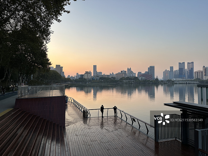 武汉东湖城市天际线图片素材