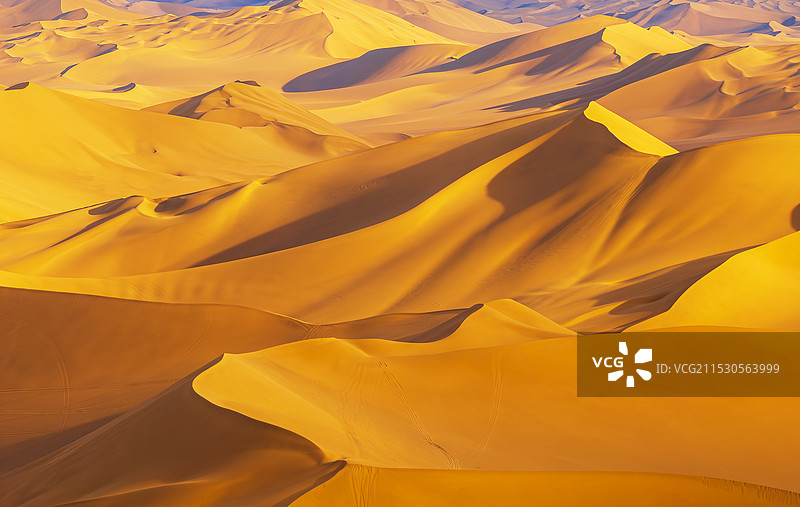 新疆吐鲁番 蓝天下沙漠的金色波纹壁纸图片素材