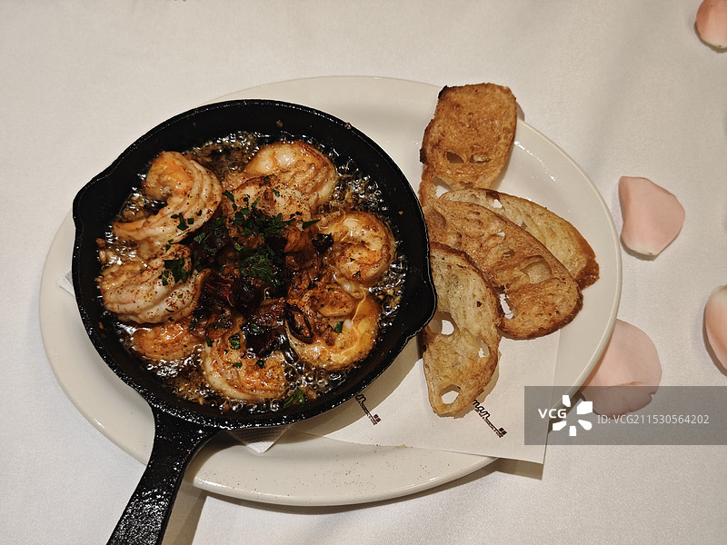 橄榄油焗虾和面包图片素材