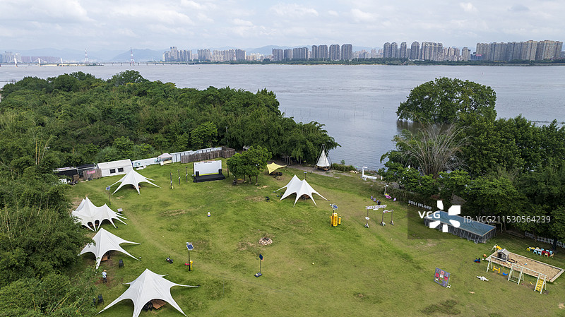 无人机视角，城市江边的露营基地图片素材
