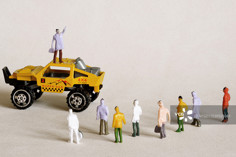 站在玩具越野车上的领导者图片素材