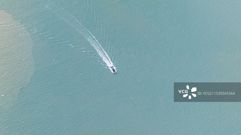 无人机视角，海上快艇留下的水迹图片素材