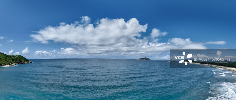 蓝天白云下的大海全景图片素材