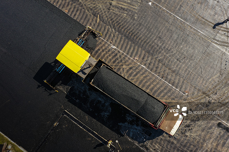 沥青路面施工中的机械设备图片素材