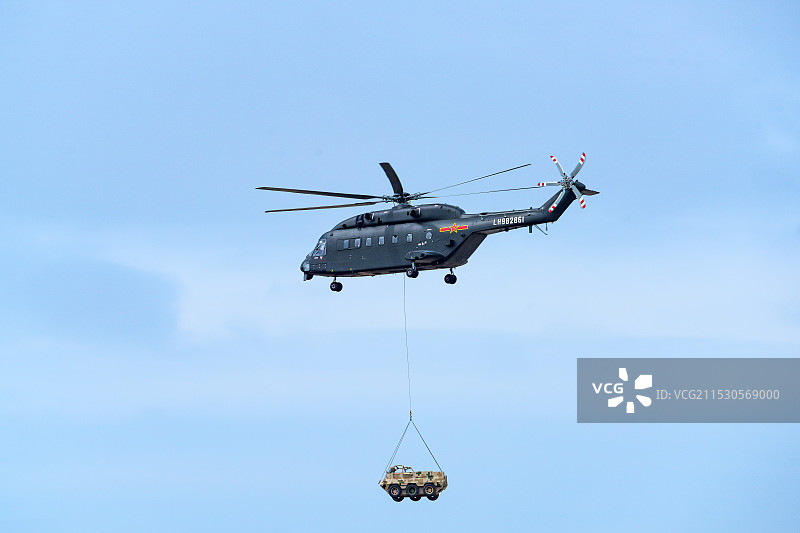 直升机吊装甲车飞行表演图片素材