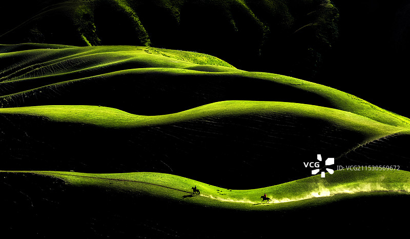 新疆喀拉峻的人体草原图片素材