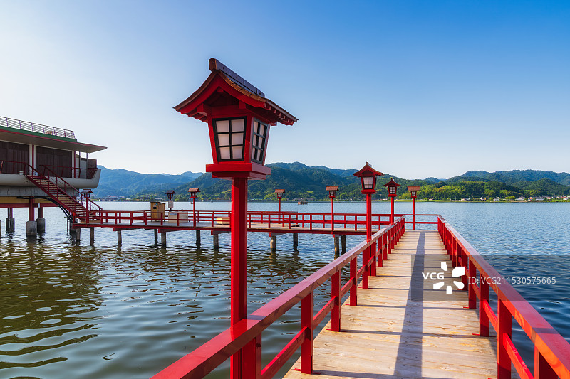 霓虹国，日本本州，中国地区，汤梨滨町，东乡湖，東鄉池，东乡温泉，望湖楼，山阴八景，日本唯一的湖上温泉图片素材