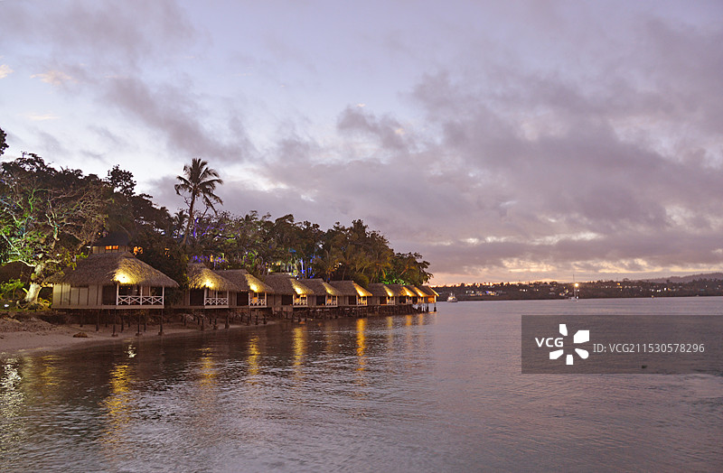建在海边沙滩上的度假酒店-跟图片素材